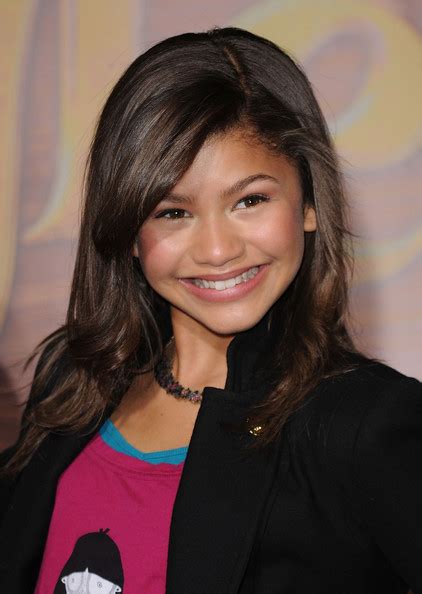 Zendaya Coleman Medium Curls Zendaya Coleman Looks Stylebistro