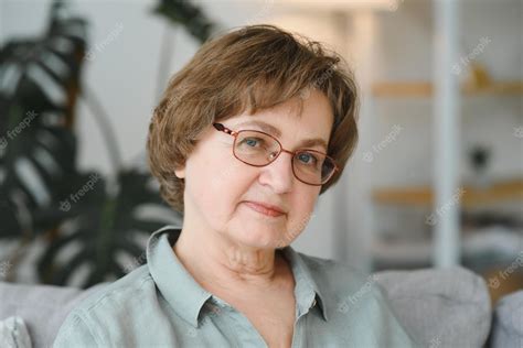 Premium Photo Portrait Of A Smiling Elderly Woman