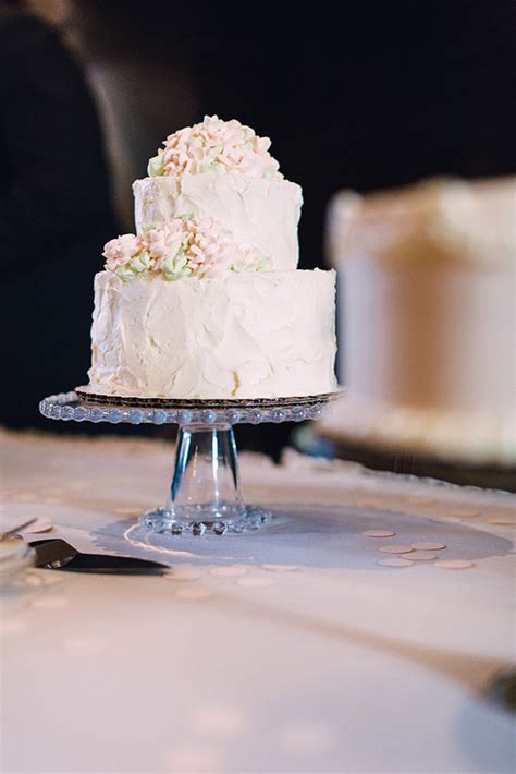 25 Amazing All White Wedding Cakes