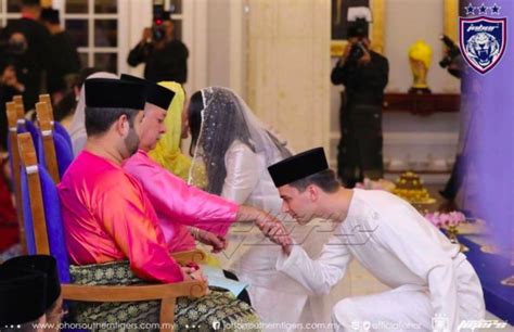 Perkara itu diumumkan yang dipertua jumaah majlis diraja johor datuk abdul rahim ramli yang dimuat naik di. 19 FOTO Sekitar Majlis Perkahwinan Puteri Johor, Tunku ...