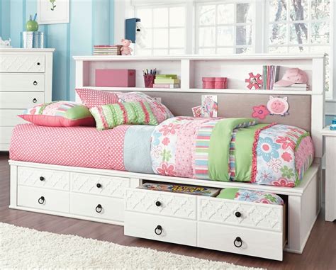The glossy white jaime collections delivers clean detailing with a variety of bed options, including a whimsical sleigh, family friendly bunk, storage savvy lounge or captain's beds. 2021 Latest Daybed Bookcases