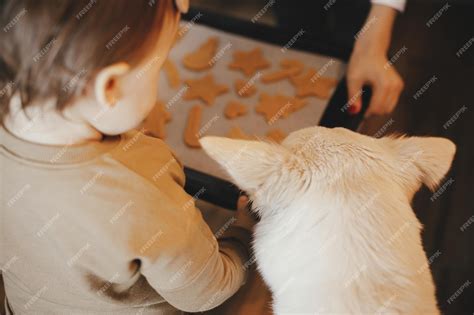 Familia Horneando Galletas De Jengibre Navideñas Linda Niña Perro Y