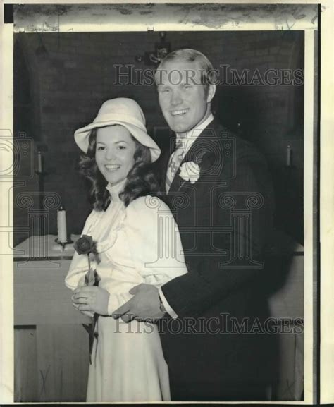 1972 Press Photo Steelers Quarterback Terry Bradshaw With Bride