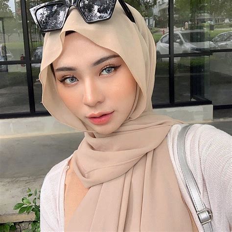 𝐀𝐃𝐈𝐑𝐀 𝐒𝐀𝐋𝐀𝐇𝐔𝐃𝐈 di instagram throwback disaat i kelihatan slim dimuka sekarang bulat hm ok bye 🌚