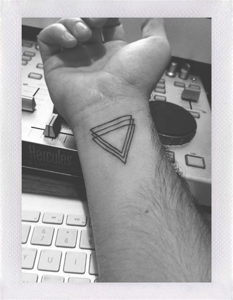 wrist-triangle-tattoo-geometry-tattoo-triangle-triangle-tattoos