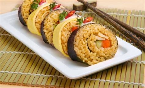 Taburkan bawang goreng, hirisan daun bawang, cili merah ke atas mee untuk lagi bertambah sedap.resepi mee goreng ni memang best dilayan cili jeruk dan perahan asam limau sedikit. Kreasi Resep Nasi Goreng Sushi, Mudah Dimasak saat WFH ...