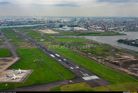Airport Overview Airport Overview Runway Taxiway At Tokyo Haneda