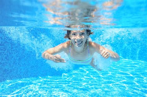 Kind Schwimmt Im Unterwasser Pool Glückliches Aktives Mädchen Hat Spaß Unter Wasser