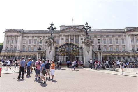 Tourists In Front Of The Gate To Buckingham Palace Londonunited