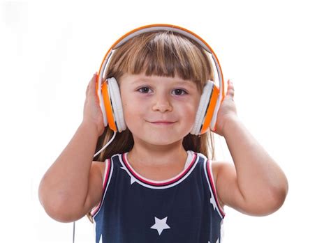 Niña Escuchar Música Con Auriculares Foto Premium