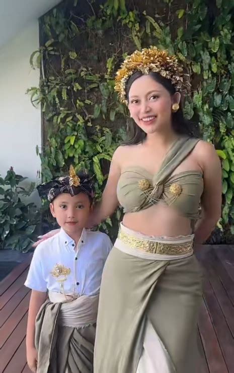 Rachel Vennya Dirujak Netizen Karena Umbar Aurat Saat Berpakaian Adat Bali