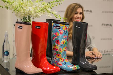 Roma hoito (帆糸 ロマ, hoito roma) was a ghoul who once infiltrated the anteiku for the clowns, among whom she was nicknamed gypsy (ジプシー, jipushī ). Roma Boots Launches at Select Nordstrom Stores