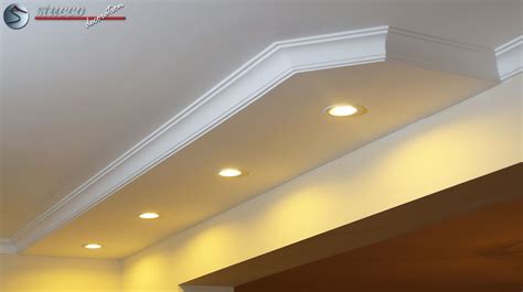 Du möchtest dein wohnzimmer verschönern und suchst noch nach einer geeigneten deckenleuchte. LED Spot Beleuchtung mit Styropor Zierleisten ...