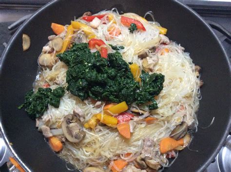 Per un porridge vegano il latte può essere di tipo vegetale, di mandorla, riso, soia o cocco. spaghetti di soia con carne e verdure - una presa di sale...