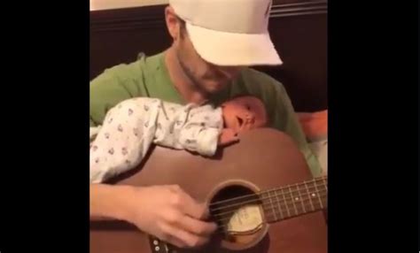 Vídeo En Twitter Un Bebé Duerme Sobre La Guitarra De Su Padre