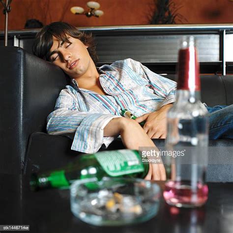 Drunk Passed Out Bar Stockfotos En Beelden Getty Images