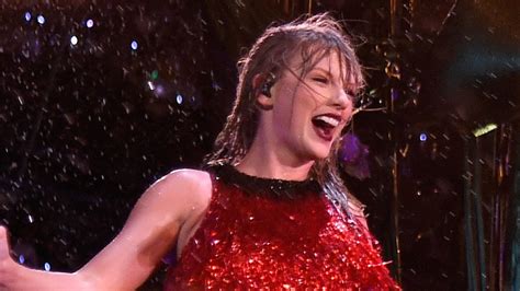 Taylor Swift Breaks Record While Performing In Pouring Rain The