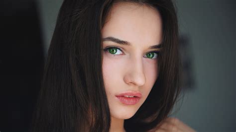 Beautiful Girls With Brown Hair And Green Eyes