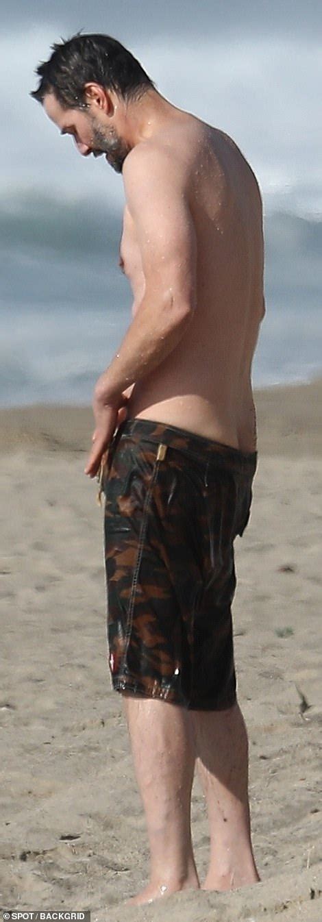 วันสบายสไตล์ Keanu Reeves ขับมอเตอร์ไซต์มาเล่นน้ำริมชายหาด ถึงอายุ 56 ก็ฮอตไม่เปลี่ยน Catdumb