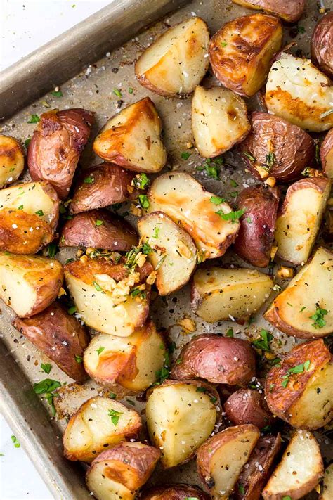 And how long too bake potatoes, anyway? Garlic Roasted Potatoes with Rosemary | Jessica Gavin