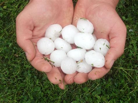 Pedras de gelo caíram na região de jundiaí e sorocaba, formando tapetes brancos pelas ruas das cidades. A chuva de granizo mais pesada da história