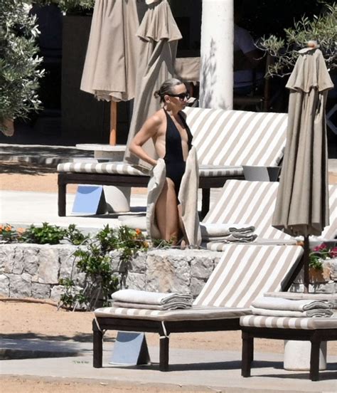 Kate Hudson Shows Off Her Stunning Body At The Beach In Greece 15 Photos Thefappening