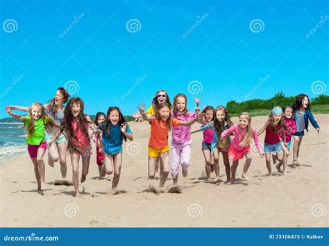 Enfants Heureux Courant Sur La Plage Image stock Image du extérieur