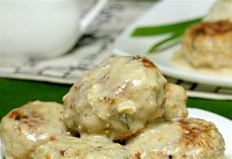 Como intento hacer mis platos de albóndigas lo más ligeros posible, he utilizado solamente carne de ternera para elaborarlas, pero perfectamente podéis y os propongo otra versión de cocinado de las albóndigas. Cómo cocinar albóndigas en salsa de crema agria.
