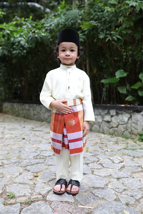 Baju melayu ini mempunyai pesak iaitu tambahan kain pada bahagian sisi kiri & kanan baju. Baju Melayu Warna Warni Kids (Cream) - Omar Ali