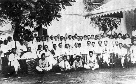 Sutomo dan dua mahasiswa lainnya mendirikan organisasi budi utomo pada tanggal 20 mei 1908. Faktor Intern dan Latar Belakang Lahirnya Pergerakan ...