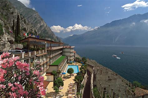 A poor boy gets a job working for his rich uncle and ends up falling in love with two women. Hotel Splendid Palace - Limone