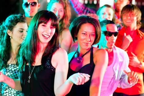 Amis Dansant Dans Le Club Ou La Disco Image Stock Image Du Amusement