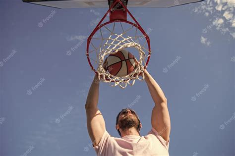 Jugador Mojando La Pelota De Baloncesto A Través Del Anillo De Red Con