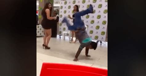 Joven Se Luce En Baile Con Edecán Perreó Hasta El Suelo Video Viral La Verdad Noticias