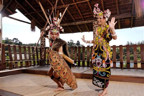 My family playing tradisional iban gong. Kampung Budaya Sarawak: Destinasi Mengagumkan di Kuching