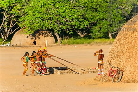 Índio Kalapalo Fotografando A Dança Do Ritual Kuarup Na Aldeia Aiha No Parque Indígena Do Xingu