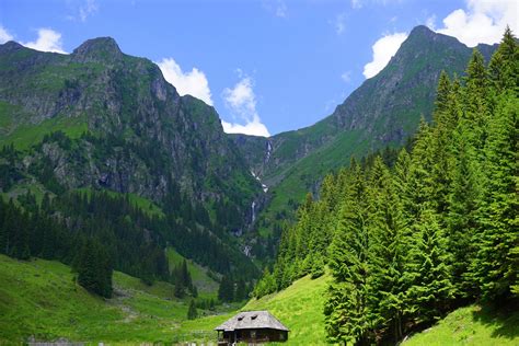 Moldavian peak), at 2,544 metres (8,346 ft), is the highest mountain peak in romania. Vârful Moldoveanu prin Valea Rea, traseu de o zi - Patru Zări