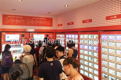 Once a competition player won $322 for betting against his own team. Eat Eat Eat all the way from SengKang to Punggol 從盛港吃吃吃到榜鵝 ...