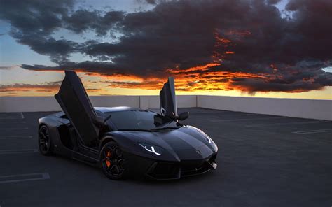 Lamborghini Aventador Supercar Sur Les Toits Ciel Rouge Nuages Fonds