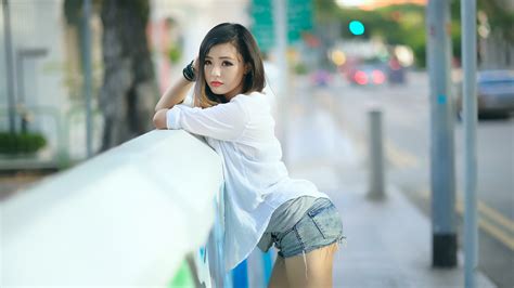 Картинки девушка азиатка поза взгляд шортики обои 1920x1080 картинка №139430