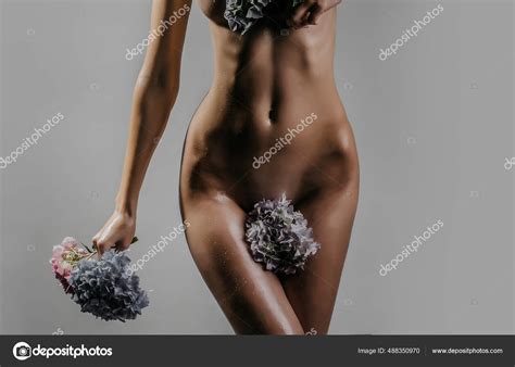 Sexy mujer desnuda con hortensias flores fotografía de stock Tverdohlib com