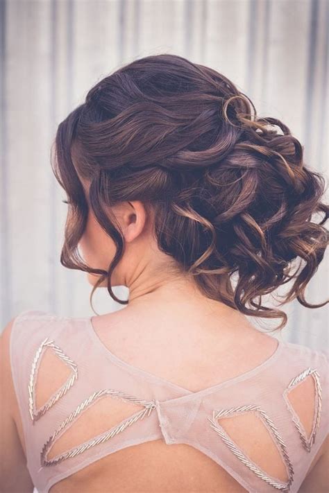 15 Prom Hairstyles For Medium Hair Look Gorgeous For Your Big Night Haircuts And Hairstyles 2021