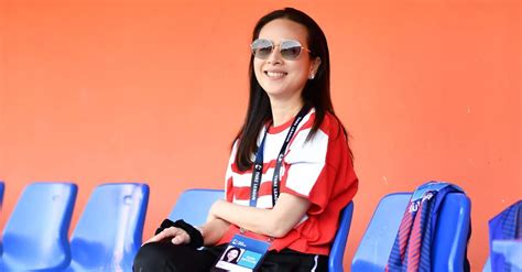 นวลพรรณ ล่ำซำ กรรมการผู้จัดการบริษัท เมืองไทยประกันภัย จำกัด (มหาชน) กรรมการในคณะกรรมการองค์การสวนพฤกษศาสตร์ กรรมการในคณะกรรมการมูลนิธิ. ข่าวกีฬาวันนี้ ออกกฎเหล็ก! มาดามแป้ง สั่งลูกทีม ท่าเรือ งด ...