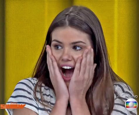 Camila Queiroz ataca sorvete e não esconde vergonha na bancada do Vídeo Show notícias em Tv