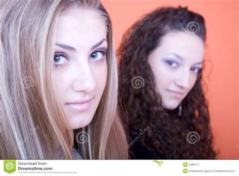 Duas Mulheres Novas Bonitas Imagem De Stock Imagem De Bonito Retrato 2485117