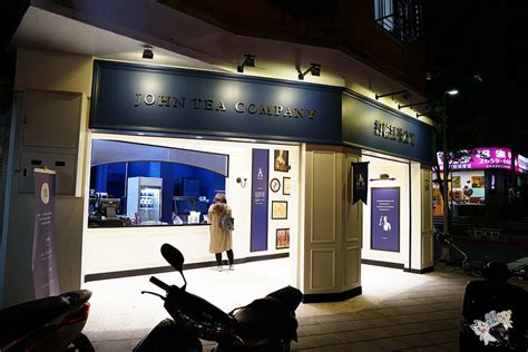 不同於市面上手搖飲品店一間一間分店不斷的開， 也不同於每間手搖飲品店的飲料種類落落長的多， 這是一間非常特別的手搖飲品店， 店面僅有一間， 飲品內容單純只有紅茶類， 是一間單純只為了紅茶所開. 【內湖飲品】約翰紅茶公司‧煮濃那堤，濃醇香的讓你無法忘懷│江南街│捷運港墘站│ - 小美叮叮-旅遊看世界