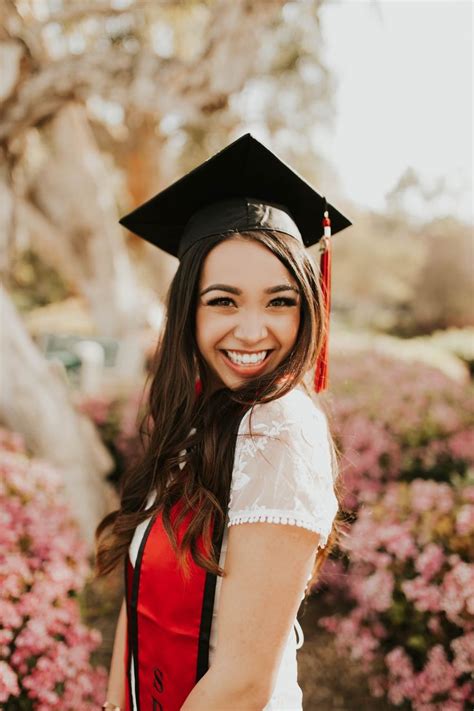 2019 Grads Graduation Picture Poses Girl Graduation Pictures Grad