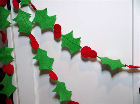 Felt Holly Garland Detail Felt Crafts Christmas Christmas Fun