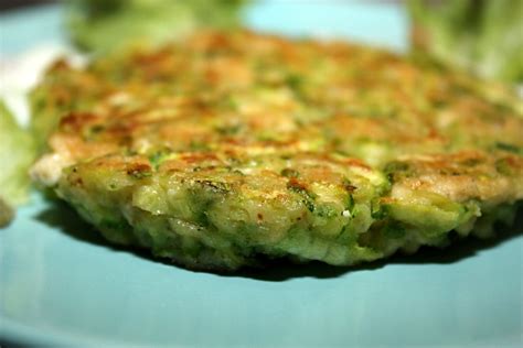 4 zucchine tonde 150 gr di tofu 100 gr di pane integrale grattuggiato qualche foglia di basilico, timo, rosmarino 1 spicchio di aglio 1 cucchiaio d'olio sale, pepe. Frittatine zucchine e tofu - Vegan blog - Ricette Vegane ...