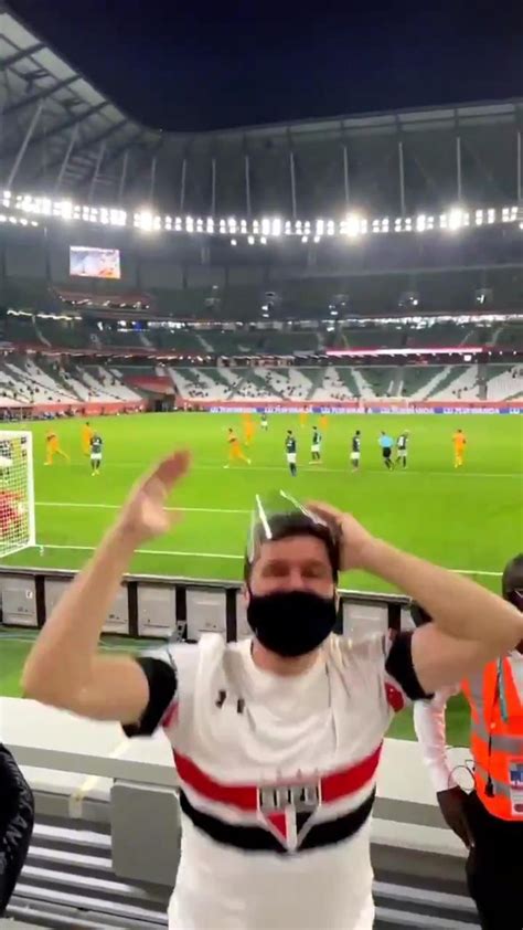 Spnet Vídeo Torcedor Do São Paulo Vê Derrota Do Palmeiras No Mundial No Estádio E Viraliza Na Web
